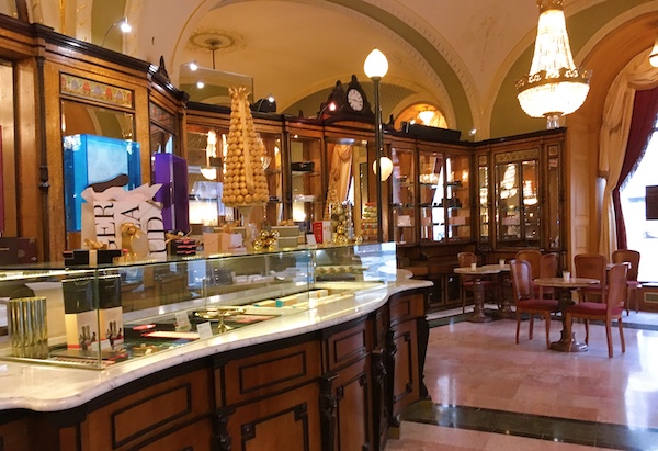エリザベートも訪れたハンガリーの有名カフェ「Gerbeaud(ジェルボー)」へ
