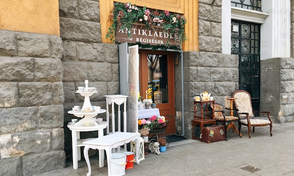 お手頃価格でアンティークの食器が見つかるお店「Antiklaedle régiségbolt」＠ブダペスト 