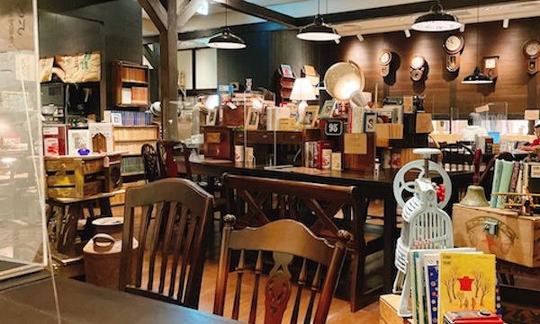 「黒澤文庫」で本に囲まれながらたっぷりのコーヒーと紅茶を