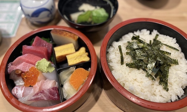 日本橋の都寿司で珍しい「にもの丼」をいただきました