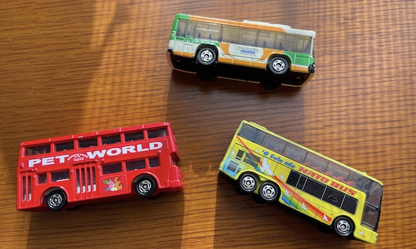 2歳の娘が夢中になって遊んでいるおもちゃ7選トミカ「ロンドンバス」「都営バス」「はとバス