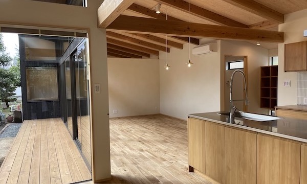 庭とつながる33坪の焼杉の平屋