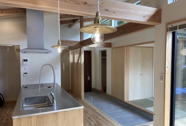 庭とつながる33坪の焼杉の平屋ウッドワンのスイージー（SU:IJI）キッチン