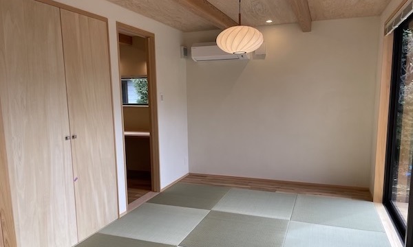 庭とつながる33坪の焼杉の平屋