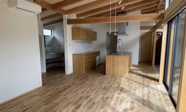 庭とつながる33坪の焼杉の平屋ウッドワンのスイージー（SU:IJI）キッチン